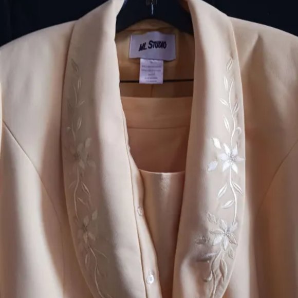 Women's two piece suit - Picture 6 of 8